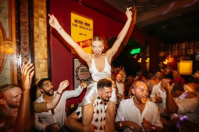 Safe to say…Jess had a blast at her wedding party! ⚡️⚡️⚡️
.
.
.
.
.
#londonwedding #alternativewedding  #urbanwedding #pubwedding #weddingdancefloor